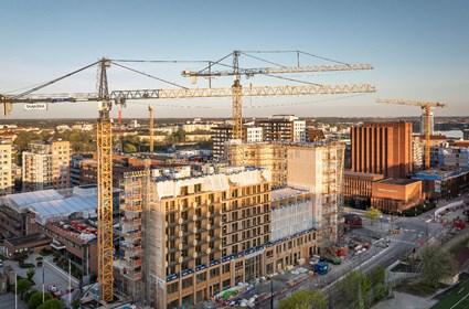 There is a lot of construction at Lindhagen, as the lifting cranes bear witness to. There is a lot of construction at Lindhagen, as the lifting cranes bear witness to.
