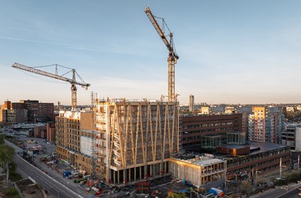 Byggarbetsplatsen är tydligt avspärrad och säkerhetstänket är stort. Byggarbetsplatsen är tydligt avspärrad och säkerhetstänket är stort.