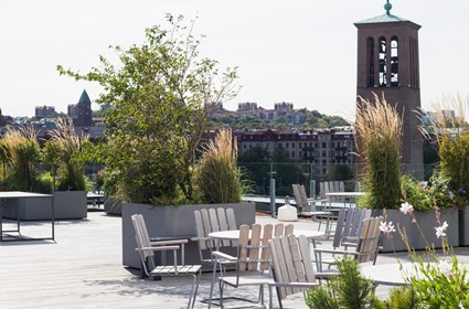The huge roof terraces offer spectacular views over the neighboring Garden Society park and more. The huge roof terraces offer spectacular views over the neighboring Garden Society park and more.
