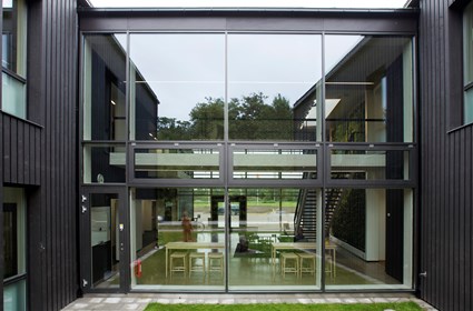 The glazed entrance building connects the two main office buildings. The glazed entrance building connects the two main office buildings.