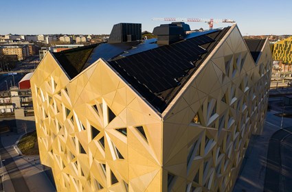 Everyone who has seen Juvelen in the reflecting sun knows how the building shimmers like a gemstone. Everyone who has seen Juvelen in the reflecting sun knows how the building shimmers like a gemstone.
