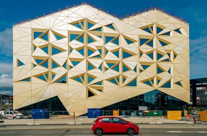 The site is triangular which has strongly influenced the architecture of the building.